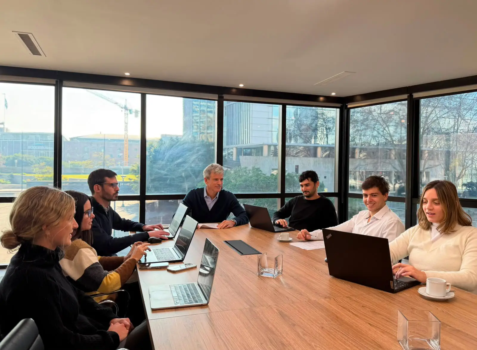 Equipo de Equanima Capital trabajando en la oficina sobre Plaza San Martín